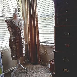 Shimmering metalic sleeveless cocktail dress